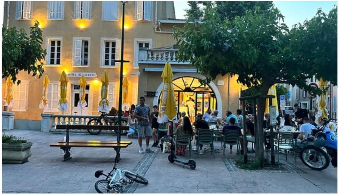 Hotel De La Loube La Roquebrussanne エクステリア 写真